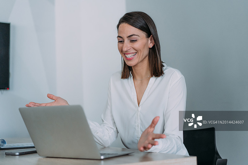 女商人办公室视频通话图片素材