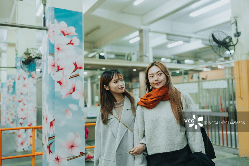 两位年轻的亚洲女性在香港长洲码头附近悠闲地漫步。图片素材