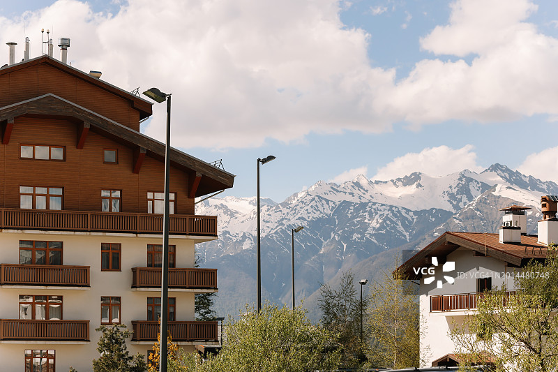 索契奥林匹克山村克拉斯纳亚波利亚纳的雪山阿尔卑斯风格房屋图片素材