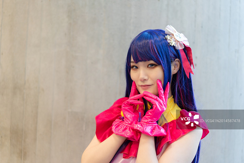 身穿粉色连衣裙的年轻漂亮女人肖像图片素材