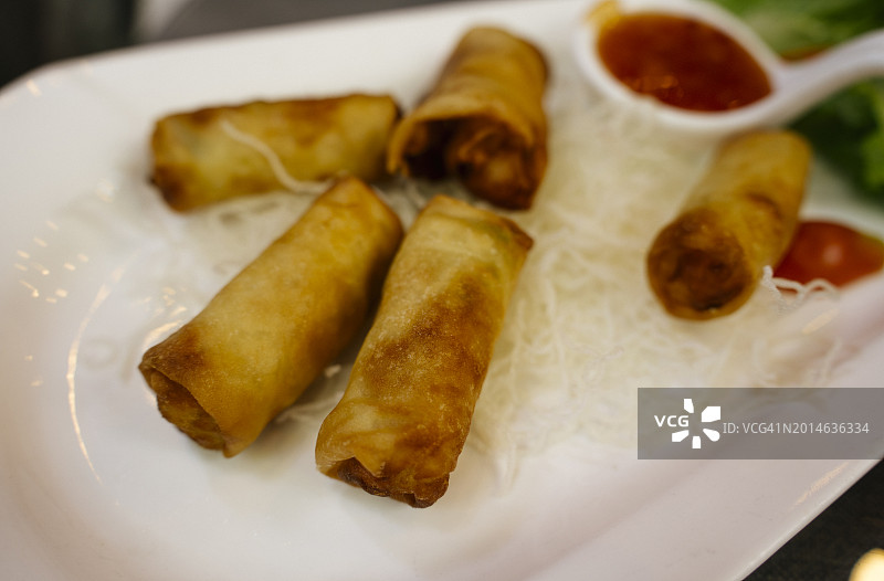 泰式炸春卷，白色盘子图片素材