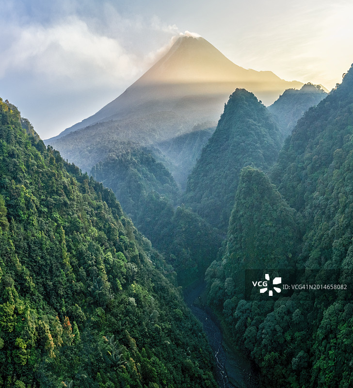 日出时分的印度尼西亚爪哇岛默拉皮火山喷发航拍图片素材