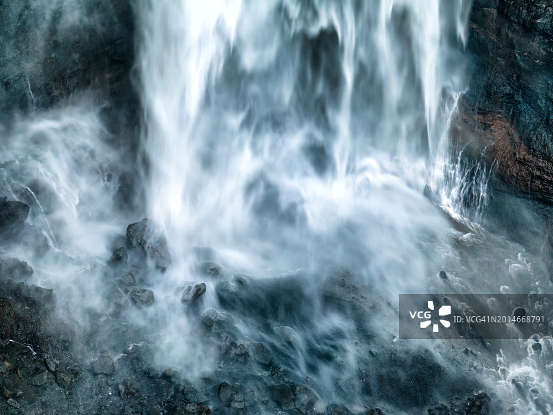 印度尼西亚爪哇岛通帕克塞武瀑布和塞梅鲁火山的空中美景图片素材