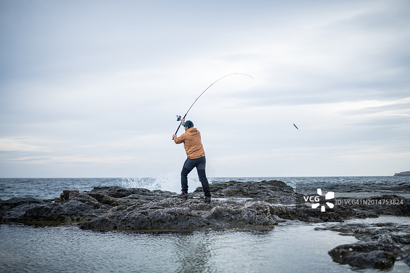 岸边钓鱼的渔夫图片素材