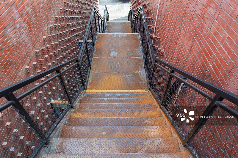 生锈的铁楼梯与红砖墙图片素材