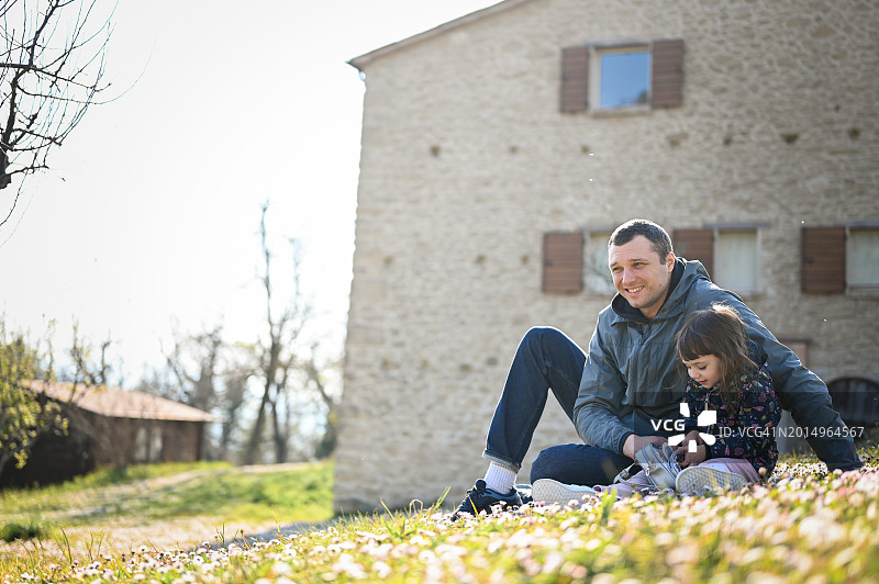 英俊的父亲和可爱的女儿享受春天图片素材