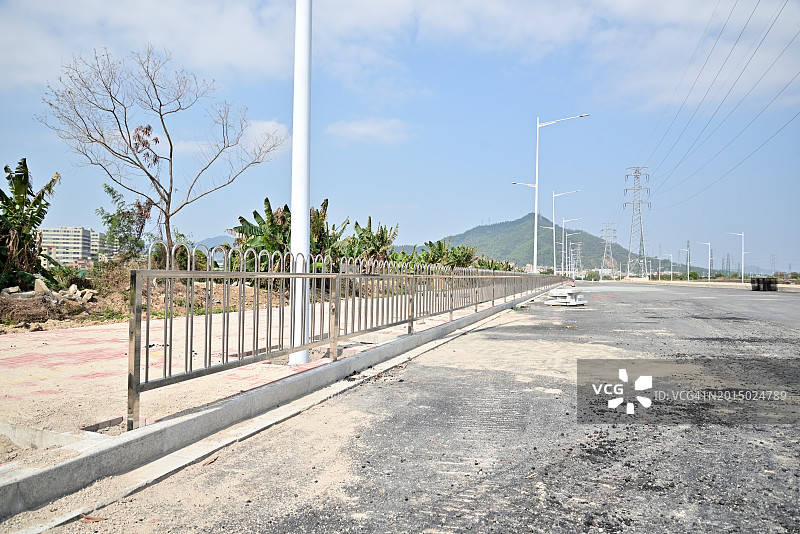 建设未来：城市中高速公路建设正在进行中图片素材