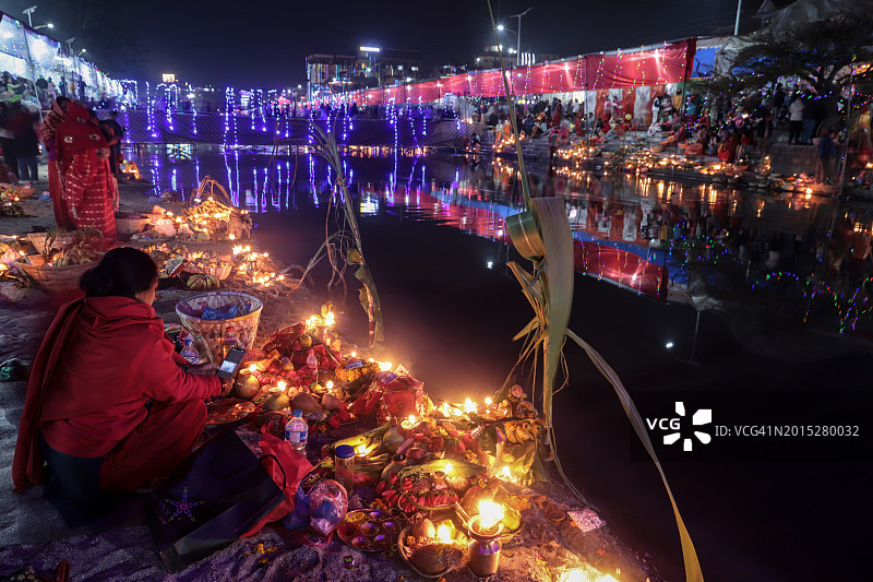 在加德满都巴格马蒂河畔庆祝Chhath Pooja的妇女图片素材