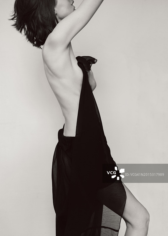 正在穿衣服的年轻苗条女人图片素材