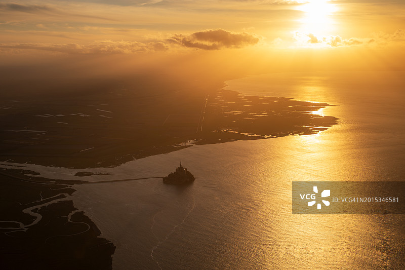 圣米歇尔山在涨潮时从天空看到的光线图片素材