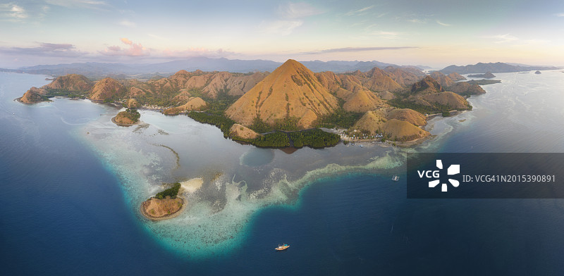 科莫多国家公园日落时分的船只航拍，印度尼西亚图片素材