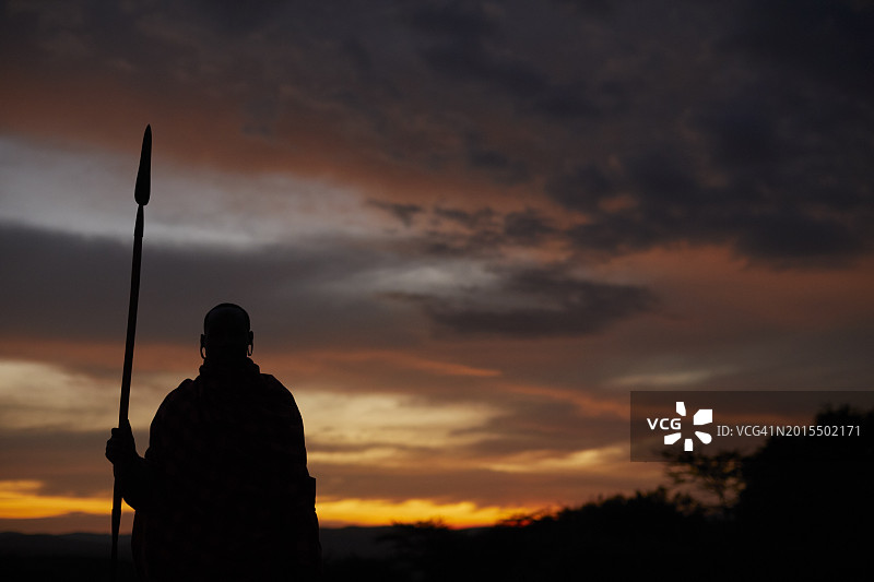 日落时在Safari营地站岗的马赛族人图片素材
