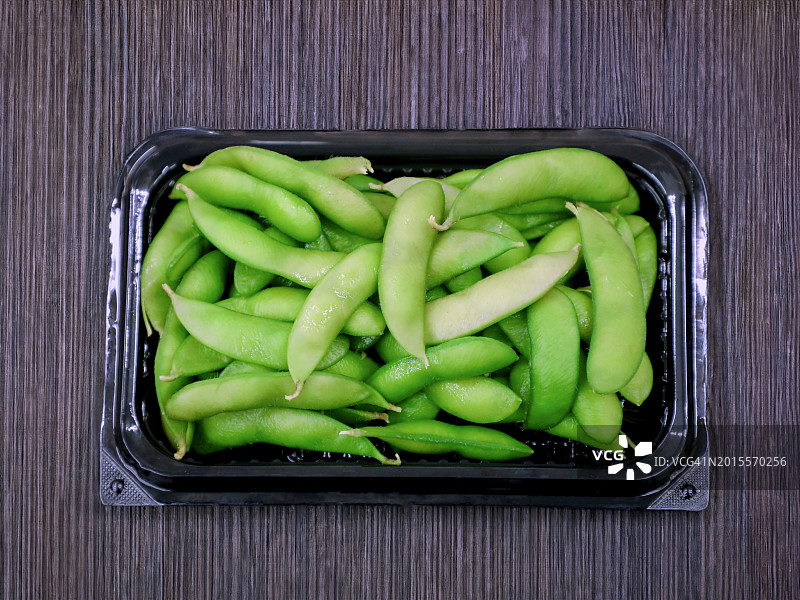 新鲜有活力的盐煮毛豆图片素材