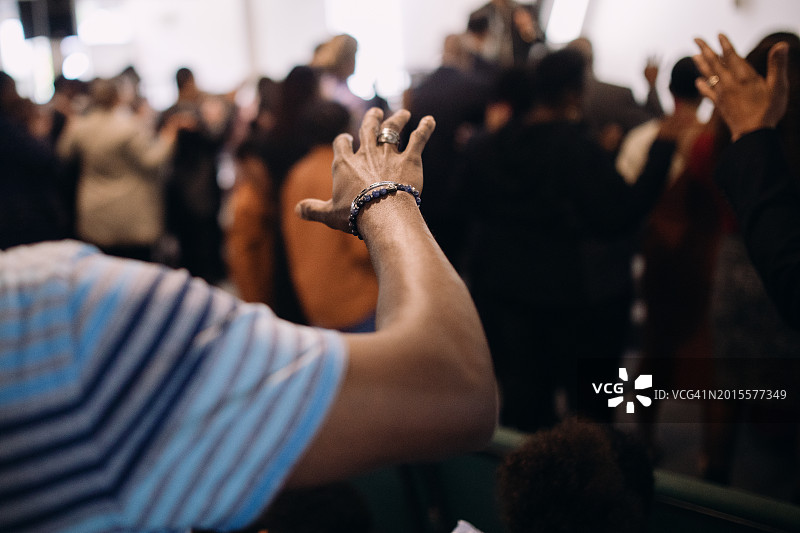 星期日教堂礼拜中举手敬拜图片素材
