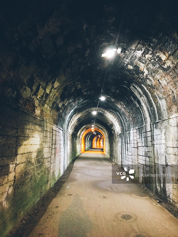 照明行人隧道内部图片素材