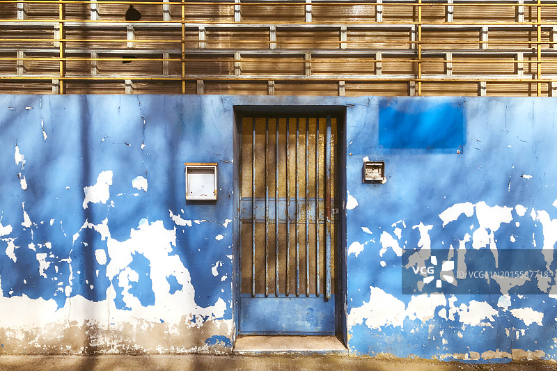 金属门和蓝色斑驳的墙壁图片素材