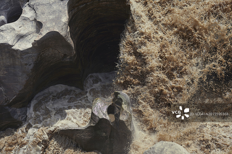 狂暴愤怒的泥泞河水抽象图片素材