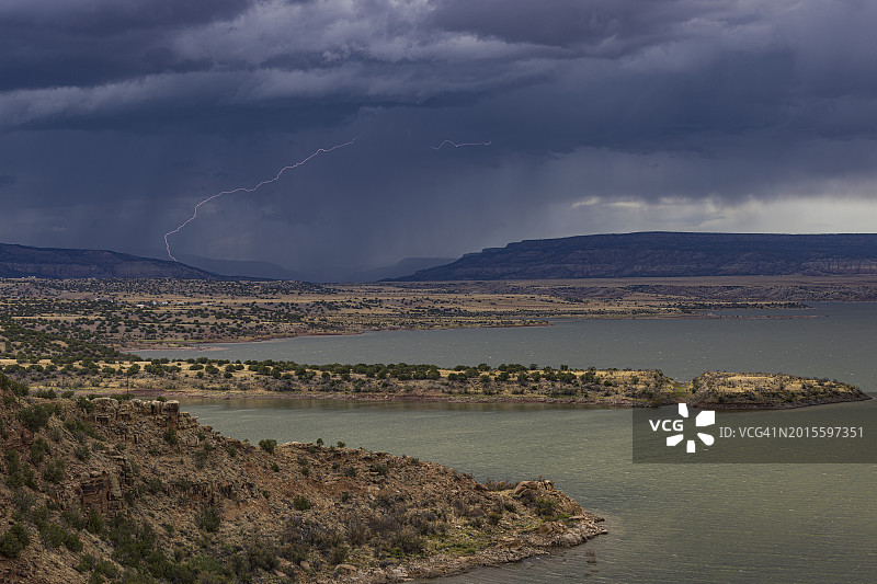 美国新墨西哥州阿比丘湖上空的暴风云图片素材