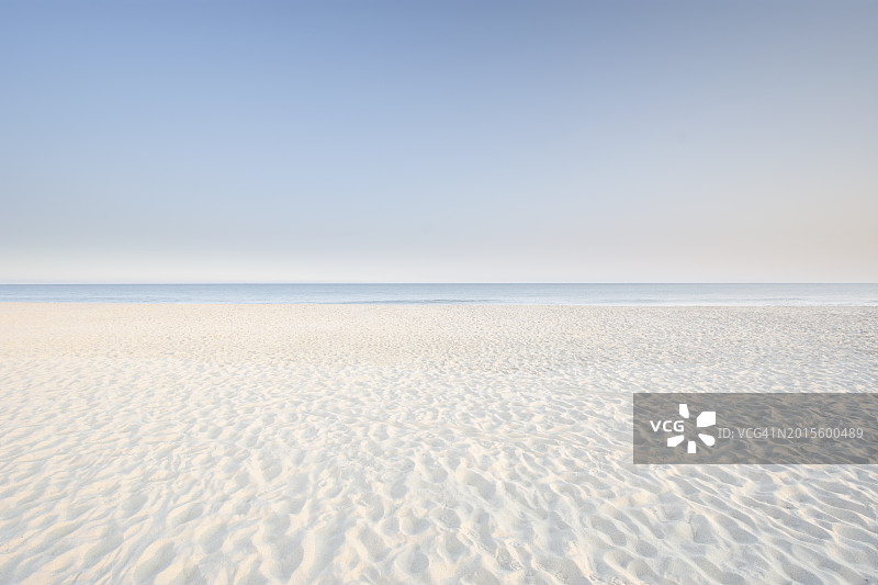 美国马萨诸塞州楠塔基特岛：空旷的瑟夫赛德海滩图片素材