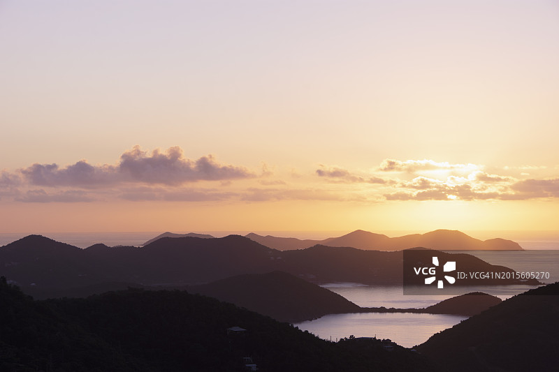 美国维尔京群岛圣约翰岛加勒比海金色日出图片素材