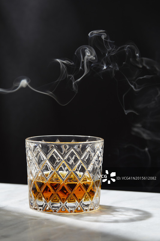 威士忌酒杯上的烟雾图片素材