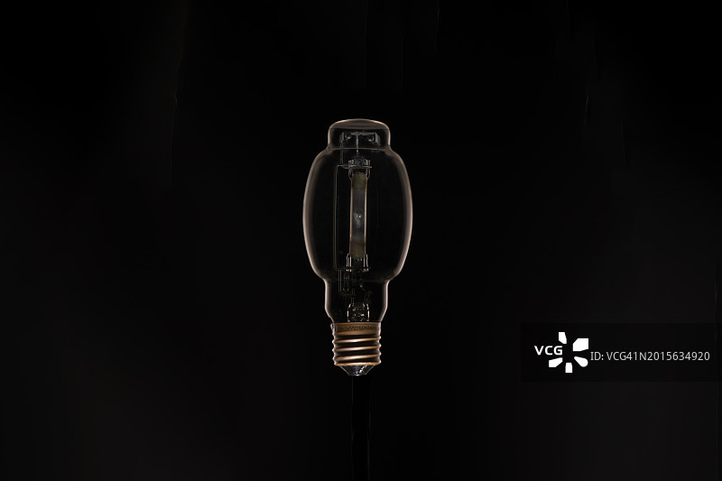 黑色背景下灯泡的特写镜头图片素材