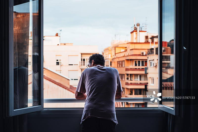 老年男人沉思城市景观图片素材