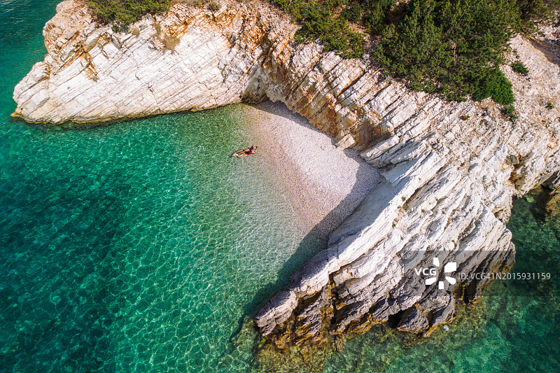 年轻夫妇在海边享受假期图片素材