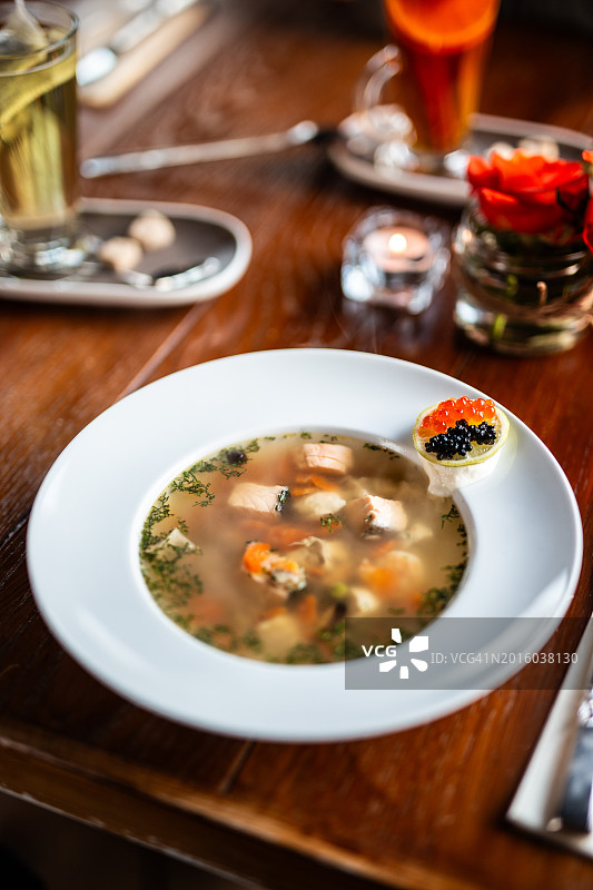 配红黑鱼子酱的美味鱼汤图片素材