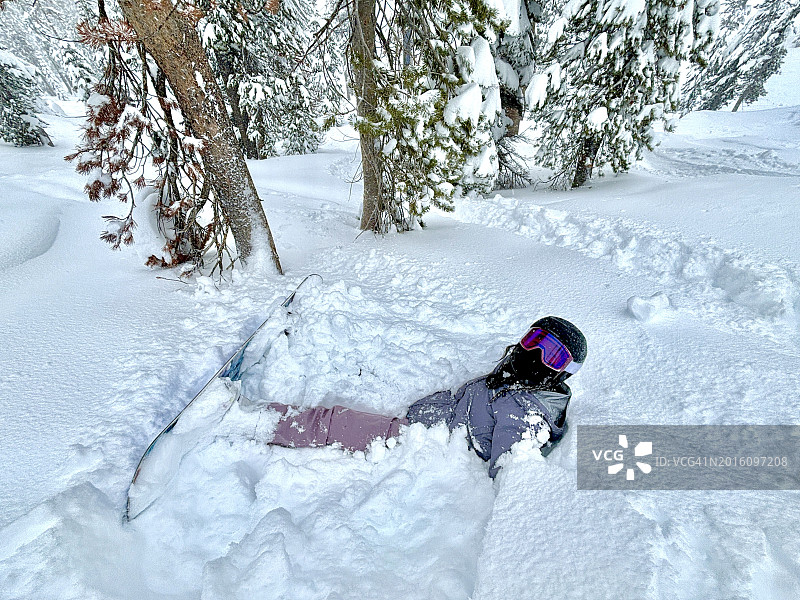 在Truckee Tahoe滑雪胜地滑雪的女子图片素材