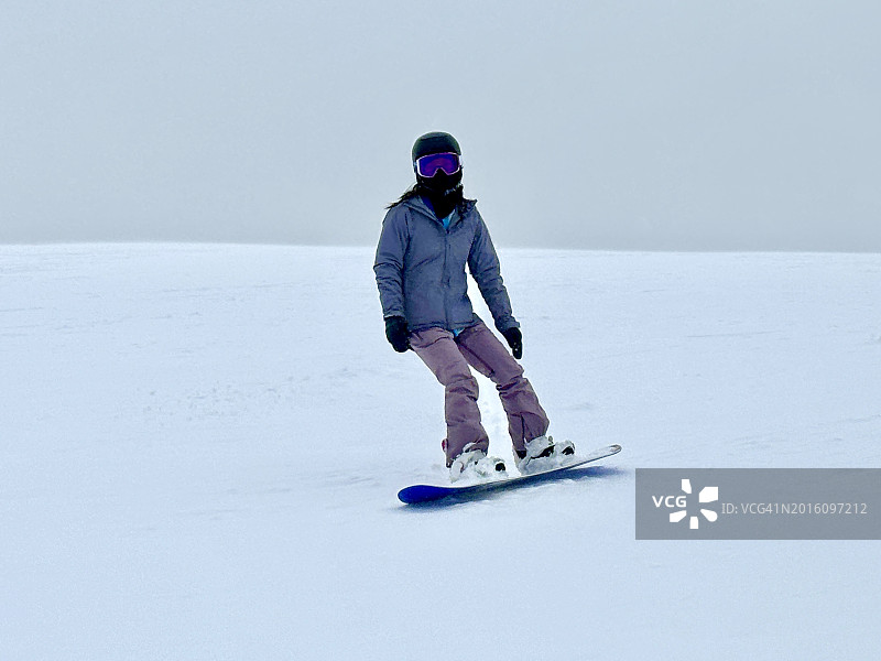 在Truckee Tahoe滑雪胜地单板滑雪的女子图片素材