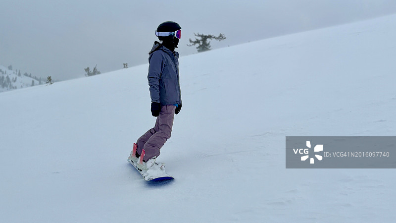 在Truckee Tahoe滑雪胜地单板滑雪的女子图片素材