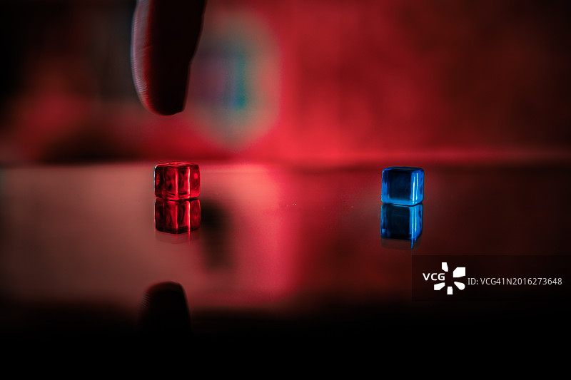 红色立方体与蓝色立方体之间的选择图片素材