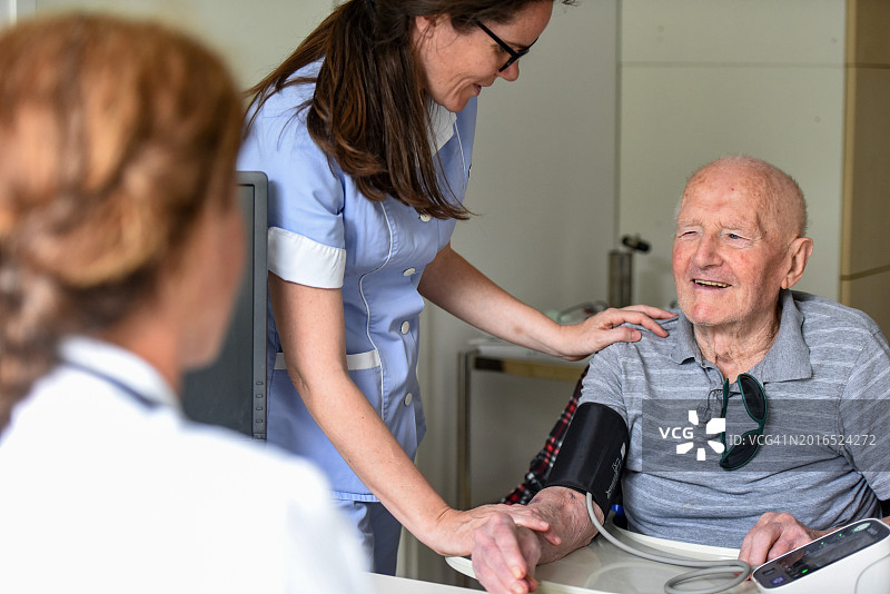 年长的男人在医生办公室进行常规检查图片素材