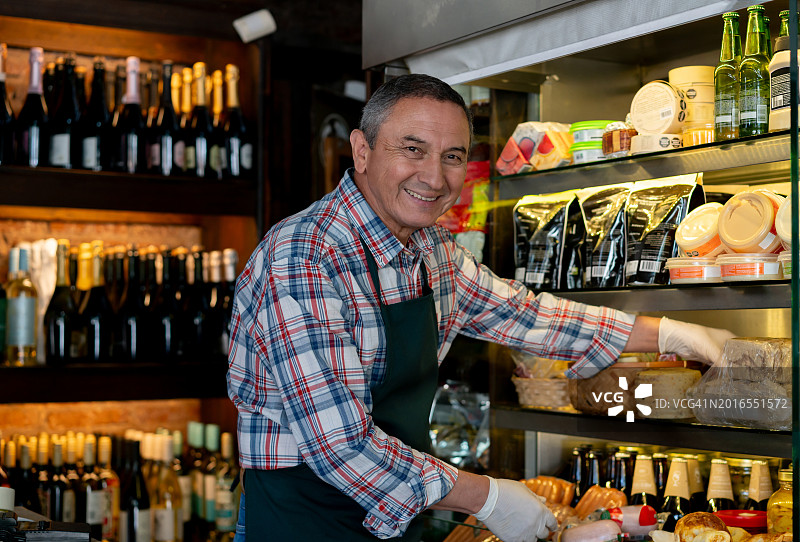 在熟食店工作的老年男人图片素材