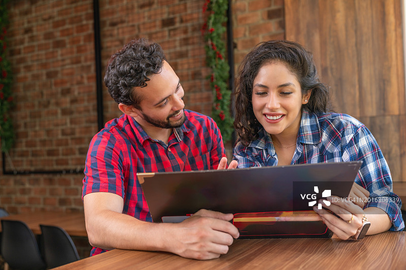 情侣在餐厅点餐图片素材