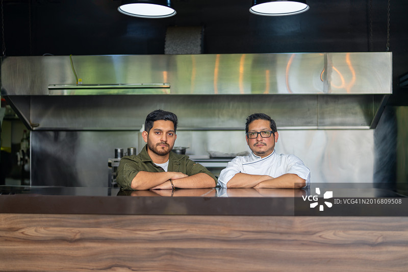 在餐厅厨房摆姿势的厨师图片素材