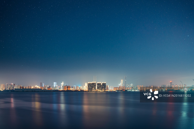 城市上空的星空图片素材