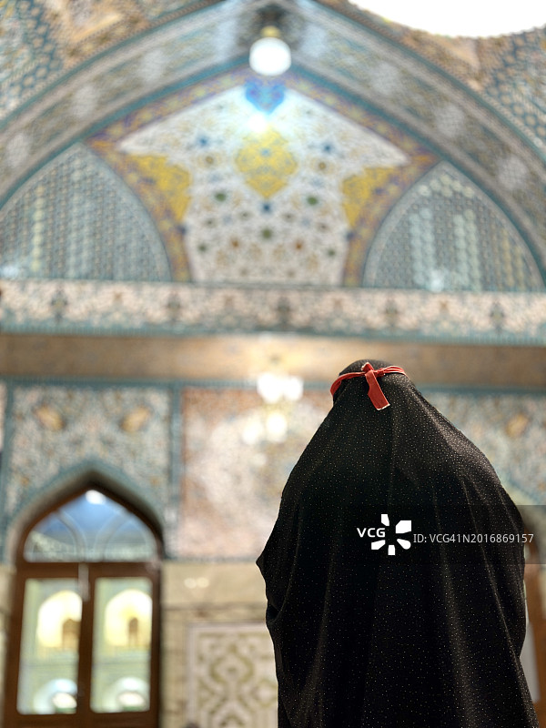 穆斯林妇女在马什哈德伊玛目礼萨圣殿祈祷图片素材