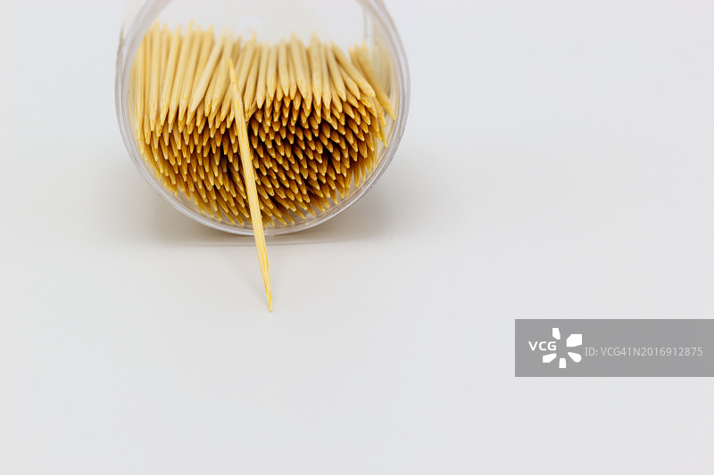 从牙签盒中取出的一根牙签图片素材