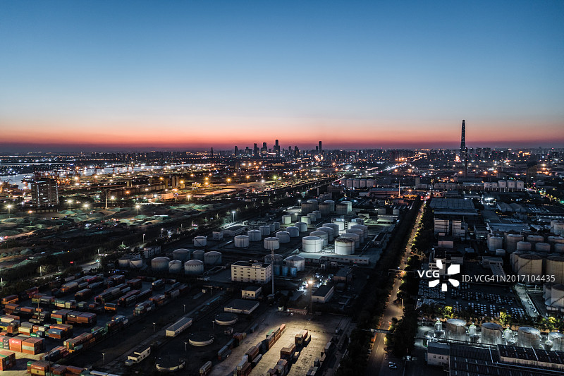 夜晚的工业科技园区鸟瞰图图片素材