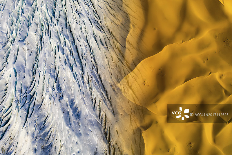 全球变暖概念图：沙漠景观与冰川图片素材