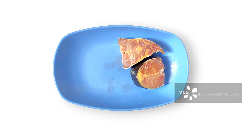 蓝色背景蓝色罐子里的河鱼或鲶鱼块图片素材