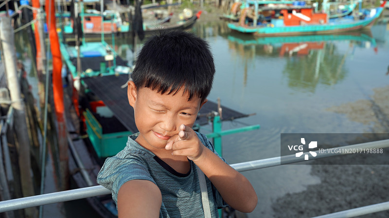 亚洲儿童在户外自拍，旅行和社交媒体概念图片素材