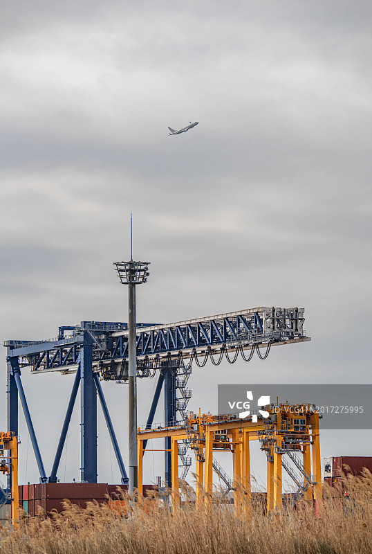 飞越日本东京上空的飞机图片素材