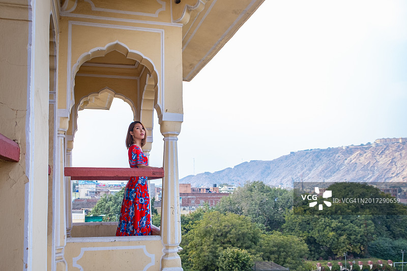 斋浦尔的巴拉达里亭阁，位于曼·辛格宫广场，一位年轻女子站在琥珀堡前图片素材