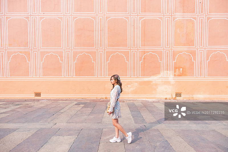 斋浦尔的巴拉达里亭阁，位于曼·辛格宫广场，一位年轻女子站在琥珀堡前图片素材