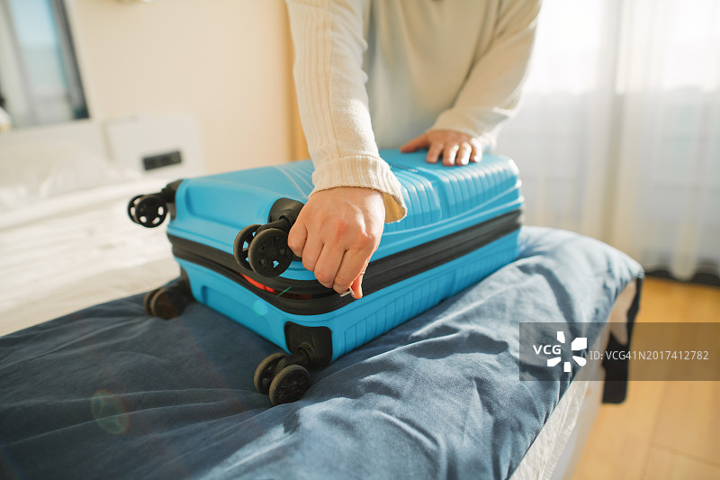 女人在酒店房间整理行李箱图片素材