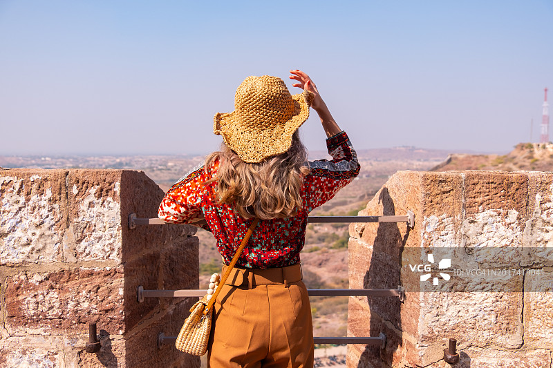 年轻的亚洲女游客参观焦特布尔梅兰加尔堡图片素材