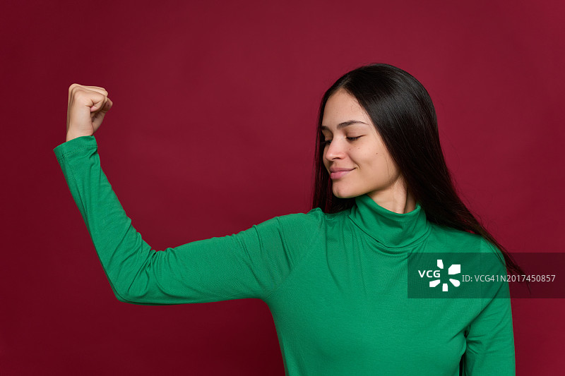 自信的女人在独立背景下展示力量图片素材